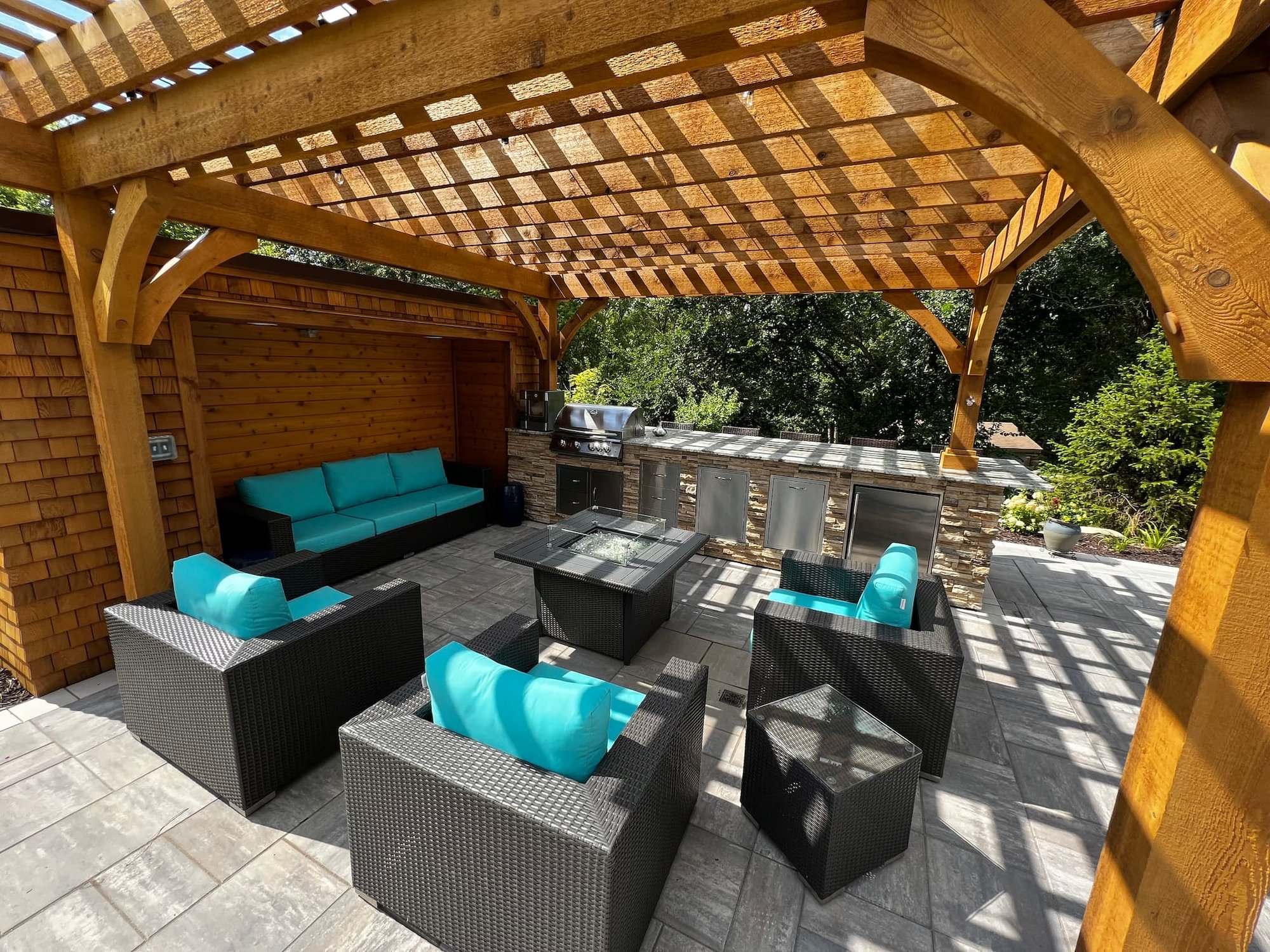 outdoor kitchen in pergola